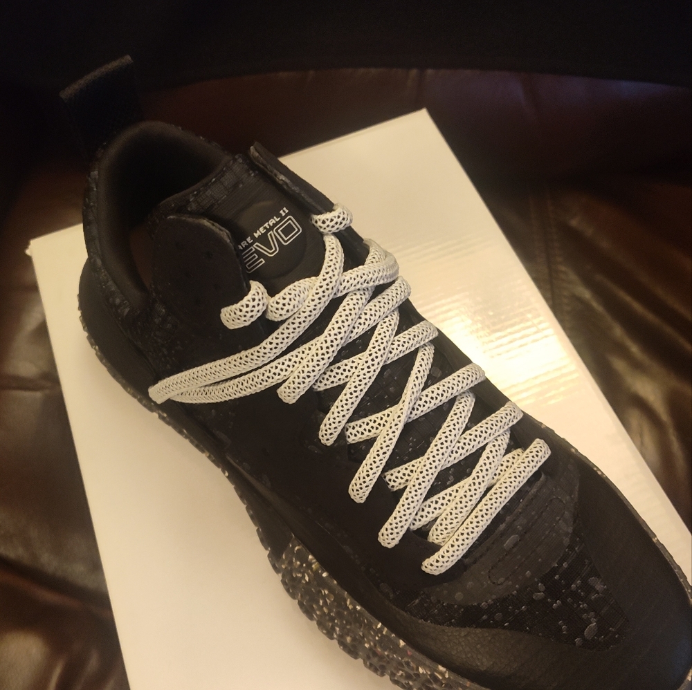 Sneakers - Picture 4 of 7